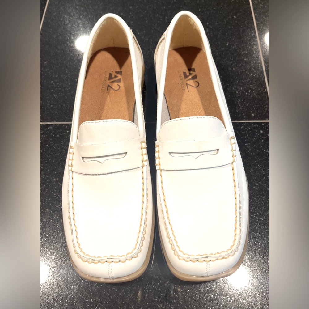 Aerosoles loafer Square Toe White SZ. 8.5 B.  NWOB  Stunning
